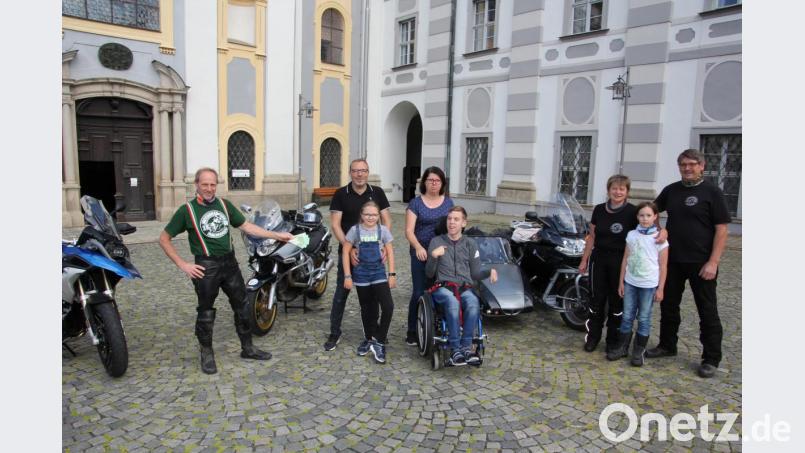 Eine Spende in Höhe von 500 Euro überreichten MC-Vorsitzender Franz Härtl (links) und Raimund Pritzl (rechts) an die Familie Fischer (Mitte), die das Geld für eine weitere Delfin-Behandlung von Daniel verwenden wird. Bild: kro