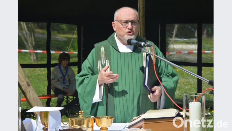 Stadtpfarrer Anton Witt freute sich, „dass wir wieder zusammenkommen und gemeinsam Gottesdienst feiern dürfen“. In seiner Predigt ging er auf das Gleichnis vom Sämann ein. Bild: jr