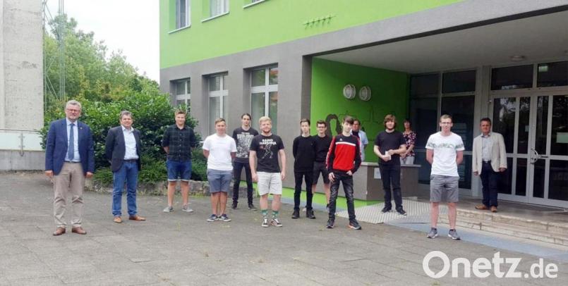 Bürgermeister Michael Göth (links) und Schulleiter Dieter Meyer (2. von links) beglückwünschen die Abiturienten des P-Seminars Geschichte unter der Leitung von Ludwig Nerb (rechts) zu ihren hervorragenden Ergebnissen. Museumsleiterin Edith Zimmermann (3. von rechts) freut sich über die verbesserte Außenwirkung des Stadtmuseums. Bild: gac