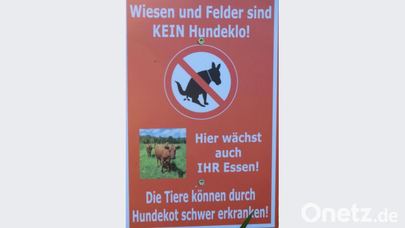 Mit mahnenden und aufklärenden Worten an Hundehalter versuchen Landwirte, die Hundehaufen in ihren Feldern und Wiesen einzudämmen. Bild: do
