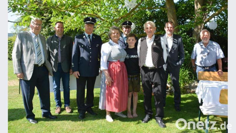 Viele Gratulanten, darunter Karl Beer, Tobias Knechtel, eine Abordnung der Feuerwehr Diendorf, Bürgermeister Frank Zeitler und Bernd Hofmann (von links) ließen den Jubilar Johann Knorr (Mitte) anlässlich seines 85. Geburtstags hochleben. Seine Frau Anna (vorne links) mit Enkel freuten sich über die zahlreichen Gratulanten. Bild: eya