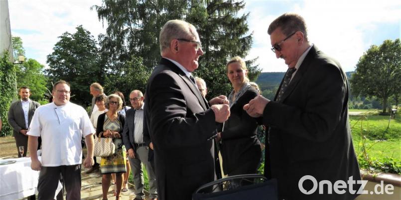Albert Saller überreicht seinem Nachfolger, Hans-Jürgen Jokiel (vorne, von links), bei der Amtsübergabe symbolisch die Anstecknadel des Präsidenten. Bild: ubb