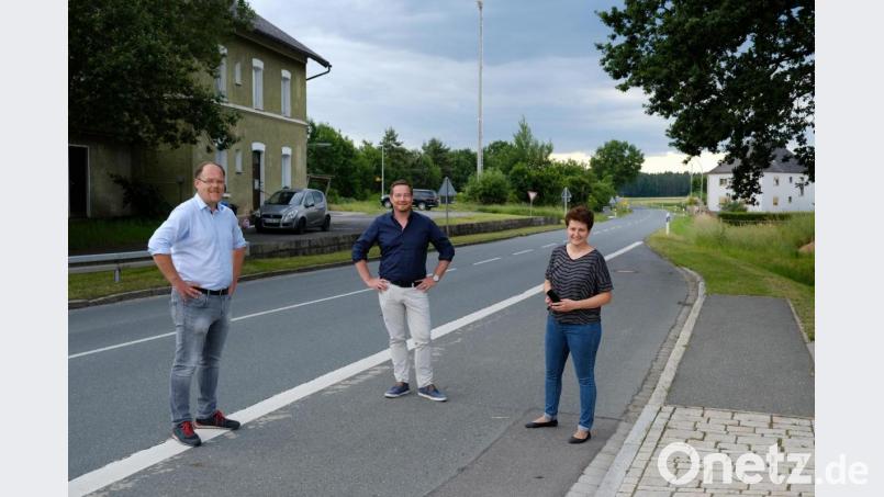 Probleme bei der Fortführung der Ortskernsanierung am Bahnhof besprechen Bürgermeister Thorsten Hallmann (von links), Bundestagsabgeordneter Uli Grötsch und zweite Bürgermeisterin Anja Kirschsieper. Bild: hal