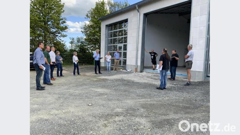 Feuerwehrkommandant Felix Müller (Zweiter von rechts) informiert den Bauausschuss im Beisein seines Stellvertreters Harald Träger (Vierter von rechts) über den Baufortschritt des Gerätehaus-Neubaus. Bild: Eichl
