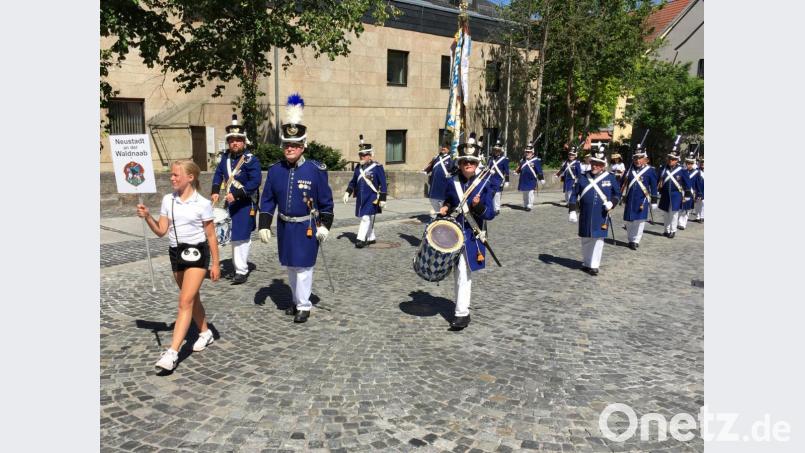 Seit vielen Jahren ist es Tradition, dass die Neustädter Bürgerwehr mit den Marketenderinnen am Neustadttreffen teilnimmt. Bild: krb