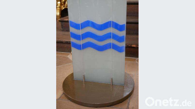 Die aus mundgeblasenem Flachglas der Waldsassener Glasfabrik Lamberts bestehenden blauen Wellen sollen das Taufwasser symbolisieren. Bild: hmr