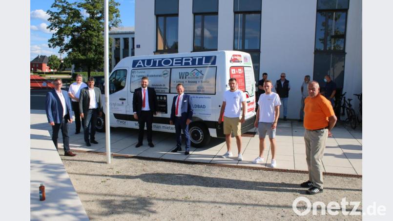 Bürgermeister Edgar Knobloch (Dritter von links), Vertreter der Firma Mikar und zahlreiche Sponsoren freuen sich über das neue Car-Sharing-Angebot in Grafenwöhr. Bild: sne