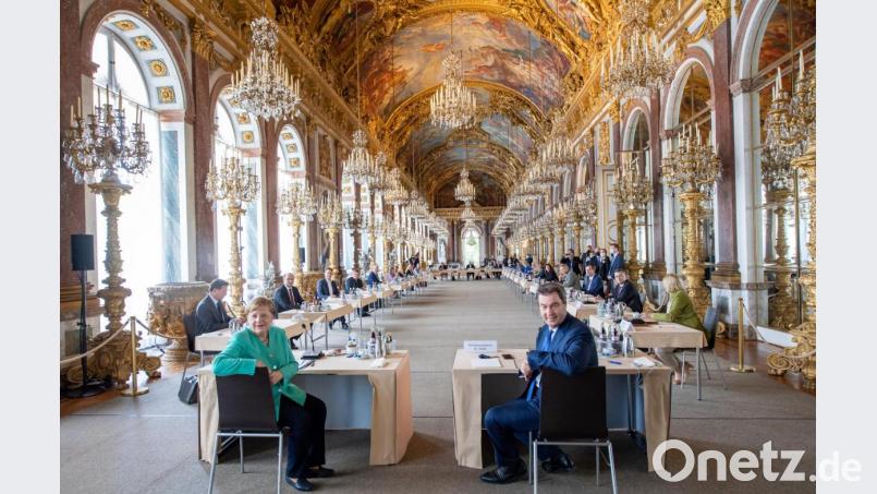 Unter der Leitung von Markus Söder und im Beisein von Bundeskanzlerin Angela Merkel findet auf der Insel Herrenchiemsee die Sitzung des bayerischen Kabinetts in der Spiegelgalerie des Neuen Schlosses statt. Bild: Peter Kneffel