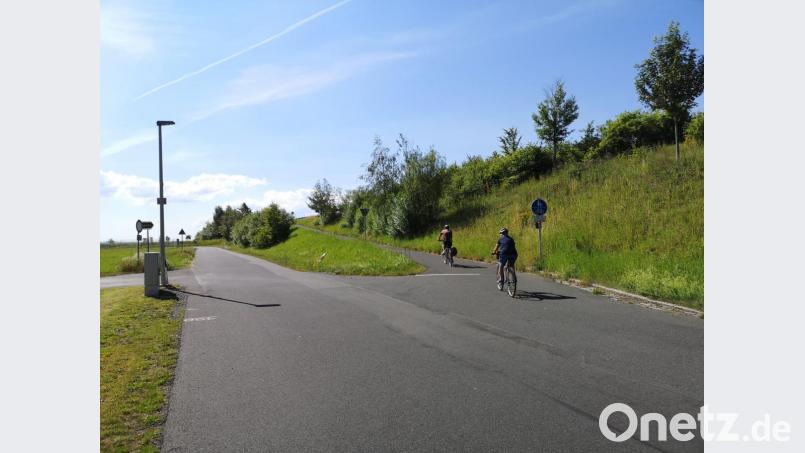 Als gefährliche Stelle bezeichnete Hans Fick die Einmündung des Radwegs aus Richtung Tirschenreuth in die Ortsstraße im Bereich Rohrstaude. Auf dem abschüssigen Stück seien Radler häufig sehr schnell unterwegs. Bild: lnz