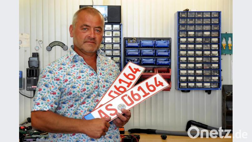 Armin Weiß ärgert sich über den Umgangston der Zulassungsstelle. Zwar sind die roten Kennzeichen, die der Anlass für den Streit waren, mittlerweile verlängert worden. Allerdings kritisiert der 56-Jährige die Verhältnismäßigkeit der angedrohten Maßnahmen. Das Landratsamt hält mit Sachargumenten entgegen. Bild: Stephan Huber