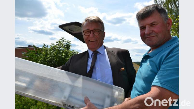 Die alten Röhrenlangfeldleuchten haben ausgedient. Bürgermeister Franz Stahl und Bauhofmitarbeiter Manfred Bauer (von links) präsentieren auf der Hebebühne die neuen LED-Leuchten. Bild: szl