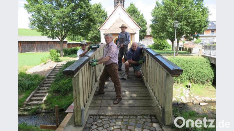 Robert Schraml, Adolf Legath, Hans Sieber und Reinhold Meyer (von links) erledigten die Ausbesserungsarbeiten an der Brücke über den Silberbach. Bild: jzk
