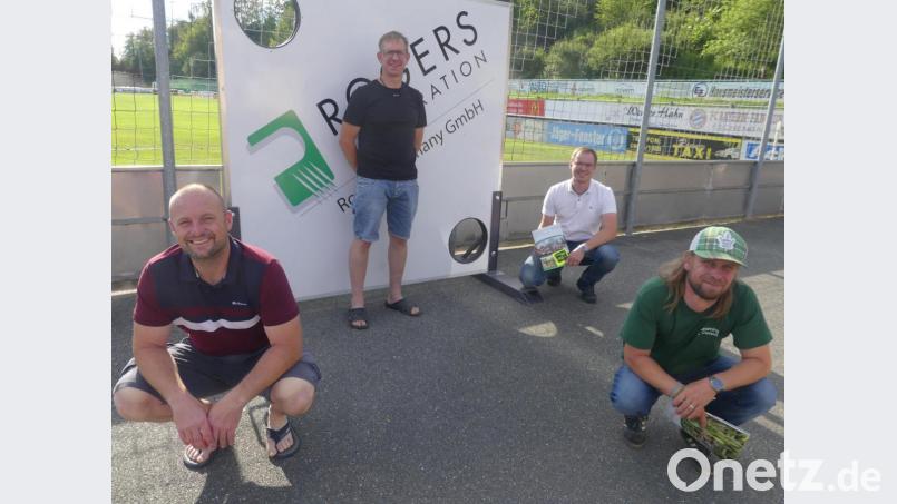 Stephan Müller informiert Jugendbeauftragten Andreas Hermann, Thomas Mikolei vom SCE und Jürgen Schäffler (von rechts), den stellvertretenden Jugendbeauftragten, über die Inhalte der Ferienfreizeiten in Eschenbach. Bild: rn