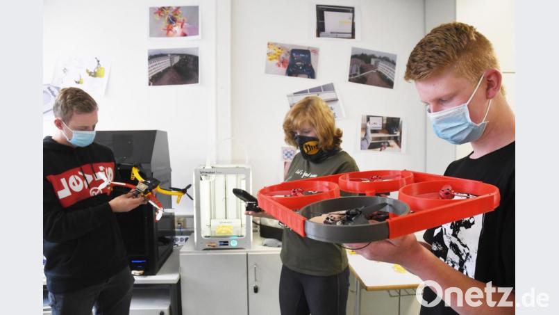 Kritischer Blick aufs eigene Werk: Die Auszubildenden Nevio Bayer (von links), Julia Helgert und Julian Beierl bauen an der Europa-Berufsschule in Weiden mit Teilen aus einem 3-D-Drucker eine Drohne. Bild: Gabriele Schönberger