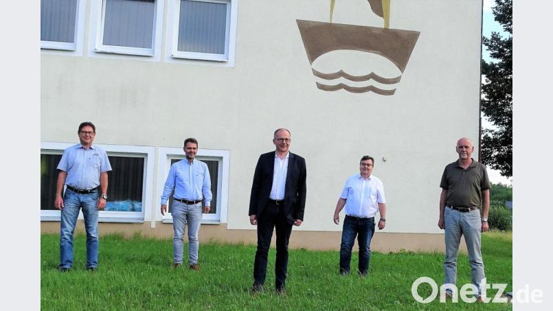 Stefan Prechtl (Projektsteuerung), Leonhard Zintl, Bürgermeister Roman Schäffler, Siegfried Kleber (Planung) und Hans Wegmann (von links) wollen das Projekt Fernwärme vorantreiben. Bild: hl