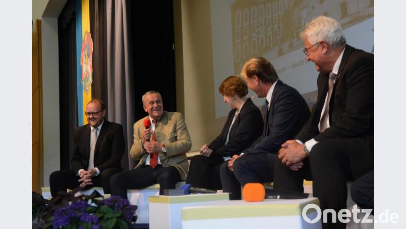 Die Politikerrunde eröffnet den kurzweiligen Festkommers. Bild: gsb