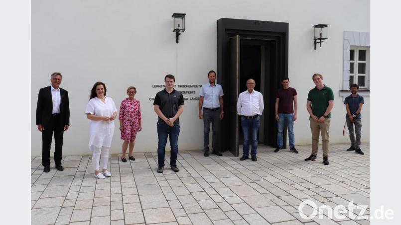 Die Türen zum neuen Lernstandort sind wieder weit geöffnet. Darüber freuen sich Franz Stahl, Studentin Sofia Sidiropolous, Karin Stieg, Student Franz Hromatke, Harald Eckstein, Hans Kopatsch, die Studierenden Thomas Bergmann und Nicolas Bauer sowie José Garro Garcia (von links). Bild: Stadt Tirschenreuth