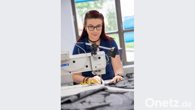 Maria Uhlemann an der Nähmaschine in ihrer Polsterwerkstatt. Bild: Sandra Dobmeier