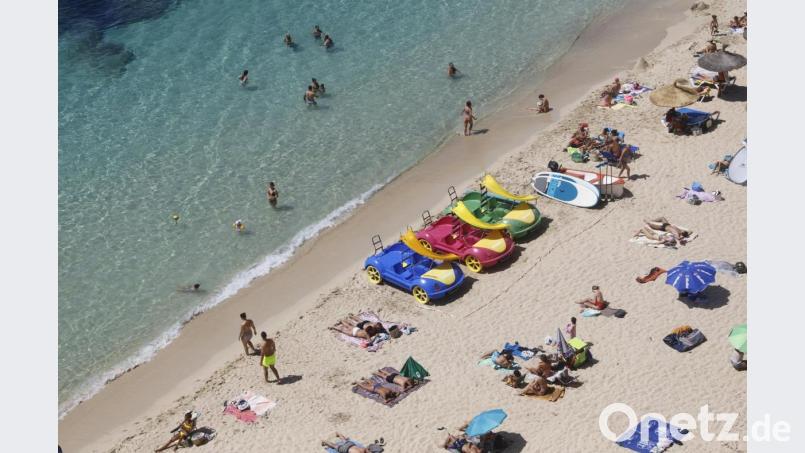 Die Regionalregierung der belearischen Inseln hat die Einführung einer strengen Maskenpflicht angekündigt, die am Montag, 13. Juli, in Kraft treten soll. Dann müssen alle Menschen in der Öffentlichkeit selbst dann Mund- und Nasenschutz tragen, wenn der Sicherheitsabstand gewahrt werden kann. Bild: Clara Margais/dpa