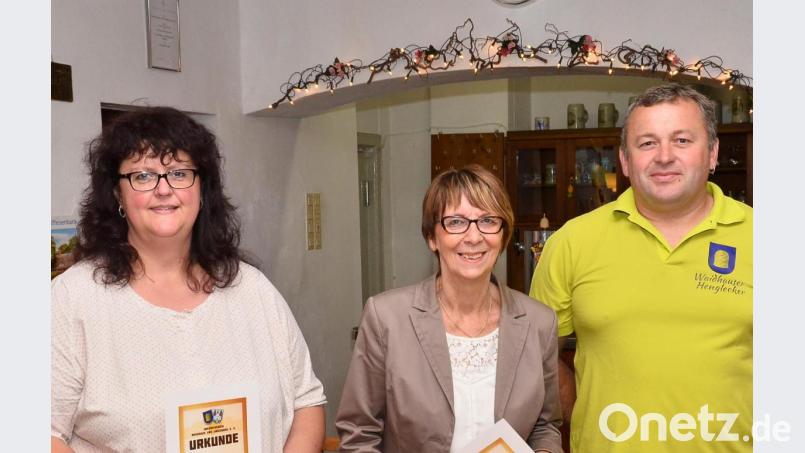 Vorsitzender Armin Bauer würdigt den Einsatz von Margit Kirzinger und Kerstin Wilka-Dierl (von rechts) für das neue Vereinsareal inmitten des neuen Waidhauser &quot;Dufthangs&quot;. Bild: fjo