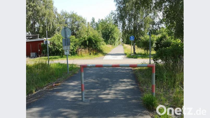 An der Kreuzung der Straße im Bereich „Wehrpoint“ mit dem Radweg aus Richtung Wiesauer Knoten kommt es laut Johannes Schaumberger immer wieder zu gefährlichen Situationen zwischen Autos und Radfahrern. Vorhanden ist nur noch eine einzige Barriere. Bild: lnz
