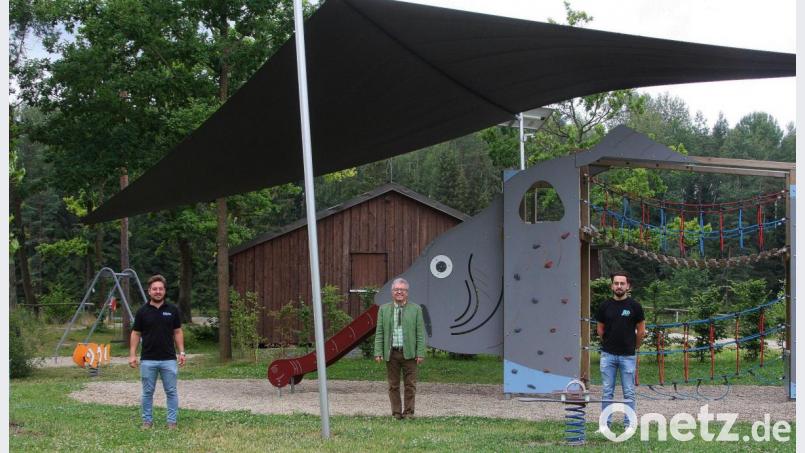 Die neue Zierde „Sonnensegel“ kostete den Markt Wiesau rund 15 000 Euro. Am Samstag wurde es vom Jugendbeauftragten Florian Distner, Bürgermeister Toni Dutz und Zweitem Bürgermeister Michael Dutz (von rechts) offiziell in Betrieb genommen. Bild: wro