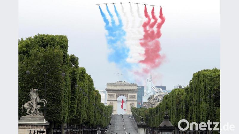 Alpha-Jets der Kunstflugstaffel der französischen Luftwaffe versprühen die Farben der französischen Nationalflagge über dem Arc de Triomphe. Die traditionelle Militärparade auf der Prachtstraße Champs-Élysées fällt wegen der Corona-Krise aus. Bild: Ludovic Marin