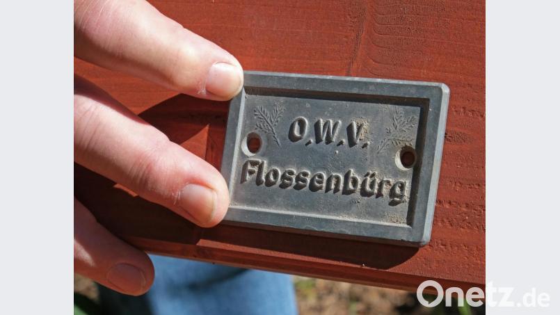 Das an der Bank angebrachte Täfelchen erinnert auch an Josef Graf. Der verstorbene Heimat- und Naturfreund Josef Graf fertigte einen &quot;ganzen Berg&quot; als Aluminiumguss. Bild: nm