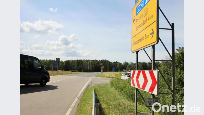 Vom 3. bis 28. August wird die Kreisstraße SAD 22 von Schwandorf-Fronberg bis zur Einmündung der Kreisstraße SAD 19 wegen Bauarbeiten komplett gesperrt. Bild: Thomas Dobler