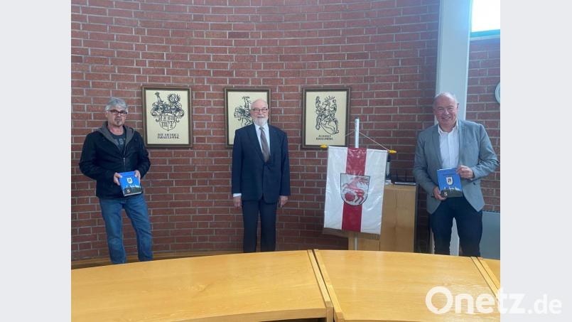 Klaus-Jörg Hartmann (Mitte), der als Gründungsprinz 1974 den Grundstein der freundschaftlichen Beziehungen zwischen der Narrhalla Haselmühl und dem Narrensenat Salzburg gelegt hatte, überreichte je ein Exemplar der umfangreichen Chronik an Narrhalla-Präsident Dieter Streber (links) und Bürgermeister Roland Strehl. Bild: Michael Lassen