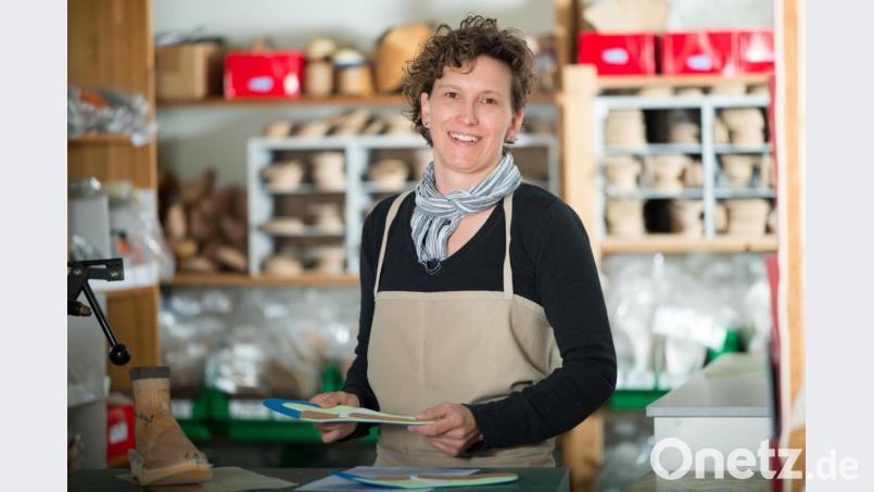 &quot;Wir sind jetzt besser für die Zukunft aufgestellt&quot;, sagt Orthopädie-Schuhmacherin Melanie Feiler fünf Jahre nach der Betriebsübernahme durch Horst Schedl. Bild: Gößl Gesunde Schuhe
