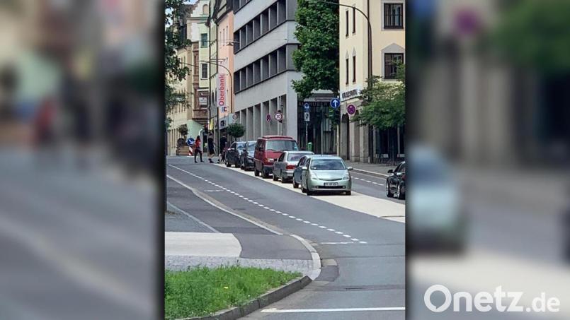 Einer fängt an, und ruckzuck stehen bis zu sechs Fahrzeug auf der weiß markierten Fahrbahn zwischen Dr.-Pfleger- und Sedanstraße. Doch das ist verboten. Bild: Peter Klein