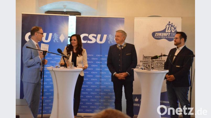 CSU-Fraktionssprecher Bernd Sommer, Fraktionsgeschäftsführerin Margit Bayer, Landrat Roland Grillmeier und Fraktionsvorsitzender Matthias Grundler von der Liste Zukunft stellten ihre Ziele für die nächsten sechs Jahre vor. Bild: Benkhardt