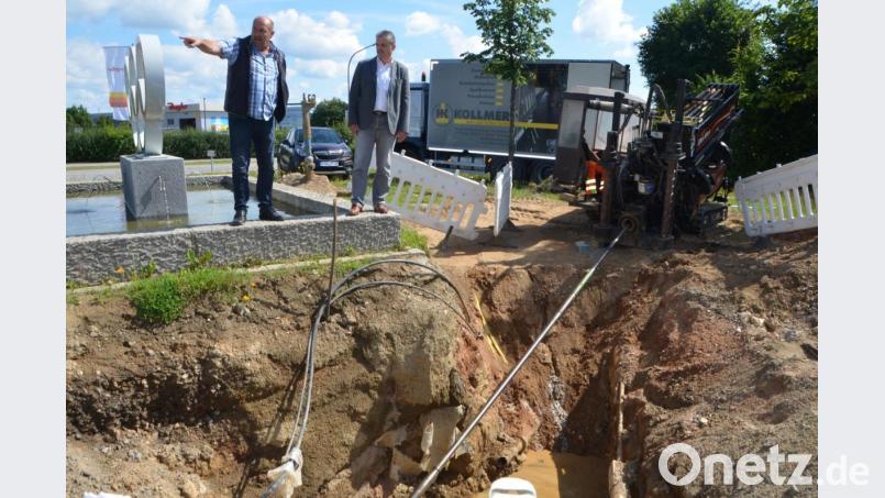 Für die Brauchwassernutzung im Sportzentrum lässt die Stadt derzeit von der Firma Kollmer aus Kirchenthumbach die alten Plattenquellen anzapfen. Bürgermeister Andreas Wutzlhofer (rechts) und Außendienstleiter Karl Frey (links) informieren sich über die laufenden Arbeiten. Bild: dob