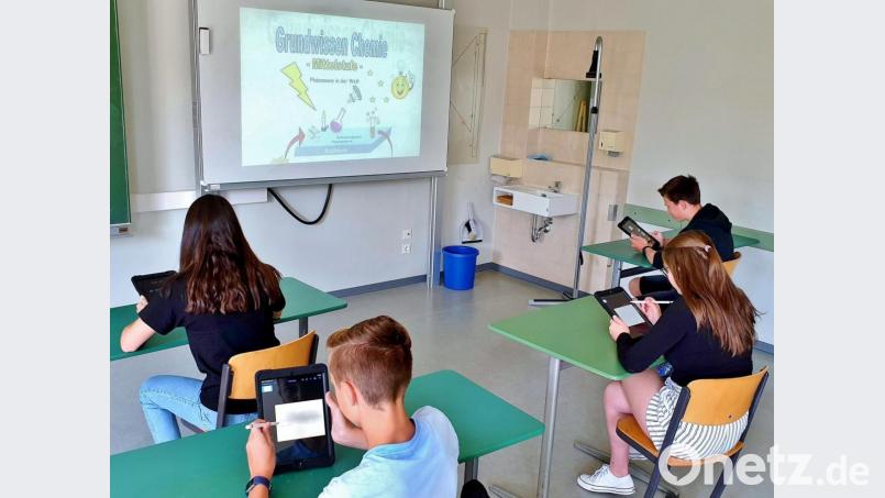Wie hier am Carl-Friedrich-Gauß-Gymnasium in Schwandorf gehört das Arbeiten mit Tablets für Schüler bereits zum Unterrichtsangebot. Die Möglichkeiten der modernen Technik sind vielfältig. Nicht zuletzt erleichtern die Geräte das Arbeiten von zu Hause aus, wie es zuletzt beim Heimunterricht während der Pandemie nötig wurde. Bild: García /exb