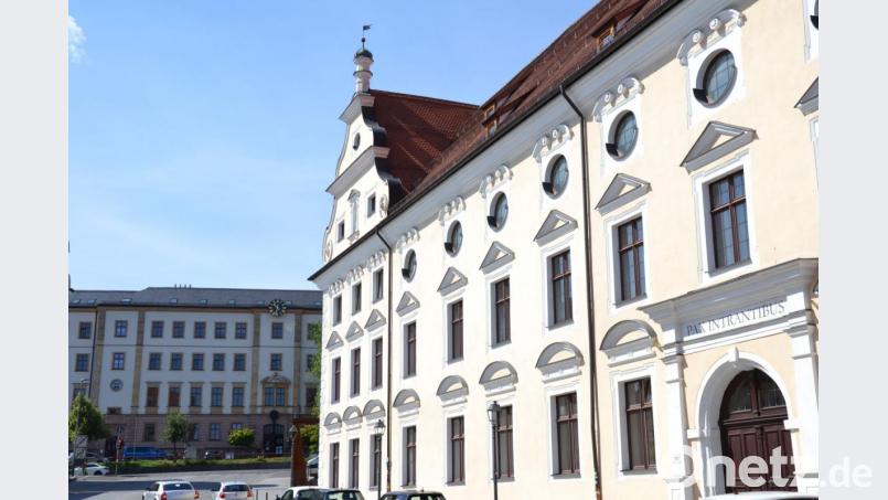 Die Absolventen des Max-Reger-Gymnasiums (hinten) erhalten ihre Zeugnisse am Freitag nicht im Kongregationssaal (rechts), sondern im Kongresszentrum. Bild: tk