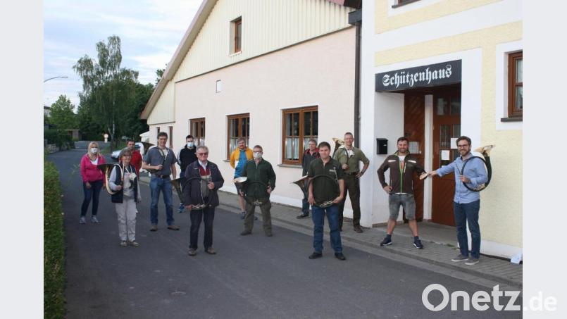 Andreas Karl (von rechts), Leiter der Eschenbacher Parforcehornbläser, überreicht Schützen-Vorsitzendem Martin Schmid eine Spende von 300 Euro. Das Geld wird für die Reparatur der durch das Hochwasser entstandenen Schäden am Schützenhaus benötigt. Der Verein hofft nun auf Nachahmer. „Jeder Euro zählt“, betont der Vorsitzende. Bild: edo