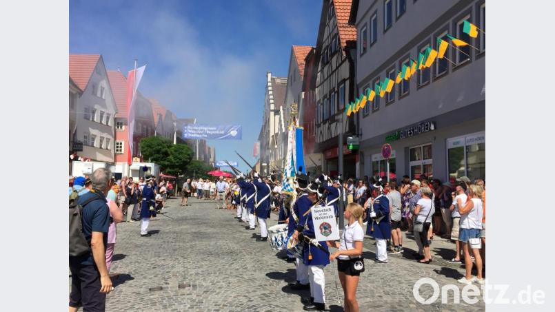 Seit vielen Jahren ist es Tradition, dass die Neustädter Bürgerwehr mit den Marketenderinnen am Neustadttreffen teilnimmt. Bild: krb