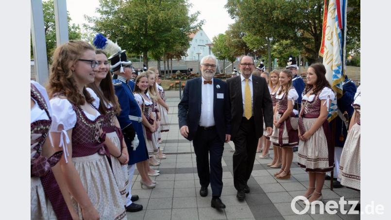 Festleiter Reinhold Zapf und Stadtrat Bernhard Knauer (von links) gehen durch das Ehrenspalier von Festdamen und Bürgerwehr zum Festkommers in der Stadthalle. Bild: gsb