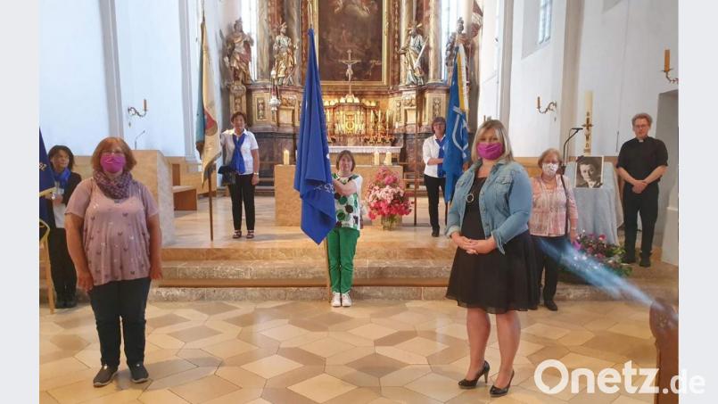 Bei einem Gottesdienst in St. Jakobus, den der Hahnbacher Pfarrer Christian Schulz (rechts) zelebrierte, gedachten die Zweigvereine des Frauenbundbezirks Sulzbach-Rosenberg der bayerischen Frauenbund-Gründerin Ellen Amman. Die Zweigvereine waren mit ihren Fahnenabordnungen vertreten. Bild: u