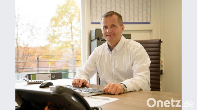 Der Chef am Arbeitsplatz: Handwerk geht mit Buchhaltung, Planung und Büroarbeit einher. Vor allem &quot;die wachsende Bürokratie&quot; ist Pöllath ein Dorn im Auge. Doch der lässt sich mit durchdachten digitalen Prozessen begegnen. Bild: Firma Pöllath
