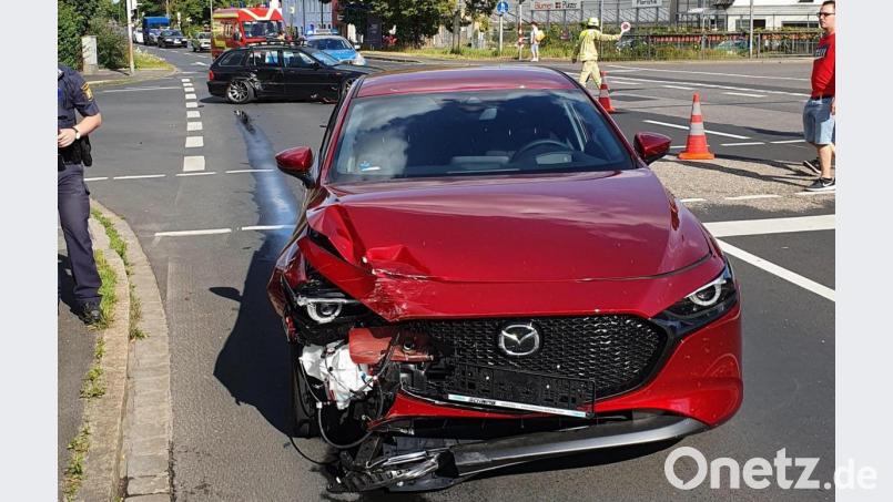 Beide Autos waren am Montag nach dem Unfall auf der Kreuzung Rosenbachstraße/Erzhausstraße nicht mehr fahrbereit. Bild: blm
