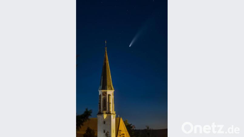 Der Komet Neowise über der Kemnather Stadtpfarrkirche: Norbert Vetter von den Fotofreunden Eschenbach-Grafenwöhr hielt den Schweifstern im Bild fest. Bild: Norbert Vetter/exb