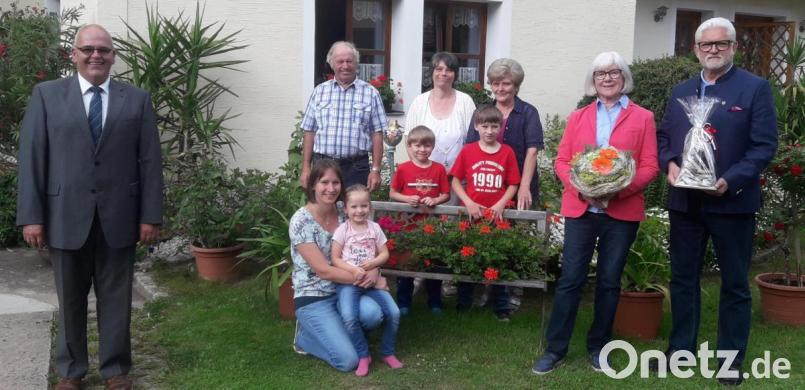 Bürgermeister Klaus Meyer in Hardeck zusammen mit den Gastgeber-Familien Schnurer sen. und jun. sowie dem Ehepaar Förster aus Essen. Bild: exb