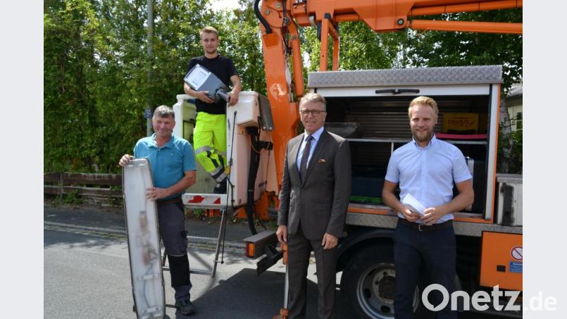 Die Bauhofmitarbeiter Manfred Bauer und Stefan Raupach (von links) tauschten im Stadtgebiet insgesamt 418 alte Leuchtstoffröhren aus. Dort strahlen jetzt moderne LED-Leuchten. Bürgermeister Franz Stahl und stellvertretender Bauhof-Leiter Michael Dörfler begutachten das Werk. Bild: szl