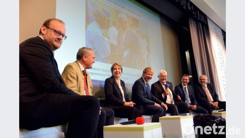 Die Politikerrunde mit Landrat Andreas Meier, Weidens Oberbürgermeister Kurt Seggewiß, Landtagsabgeordneter Annette Karl, Moderator Jürgen Meyer, Bürgermeiter Rupert Troppmann, Altenstadts Bürgermeister Ernst Schicketanz und stellvertretender Biezirkspräsident Lothar Höher (von links). Bild: gsb