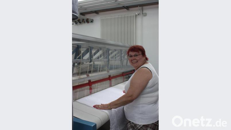Handwerker leiten und lernen bei Regens Wagner Menschen mit Behinderung an, zum Beispiel in der Wäscherei (im Bild Regina Turtschan). Bild: Regens Wagner