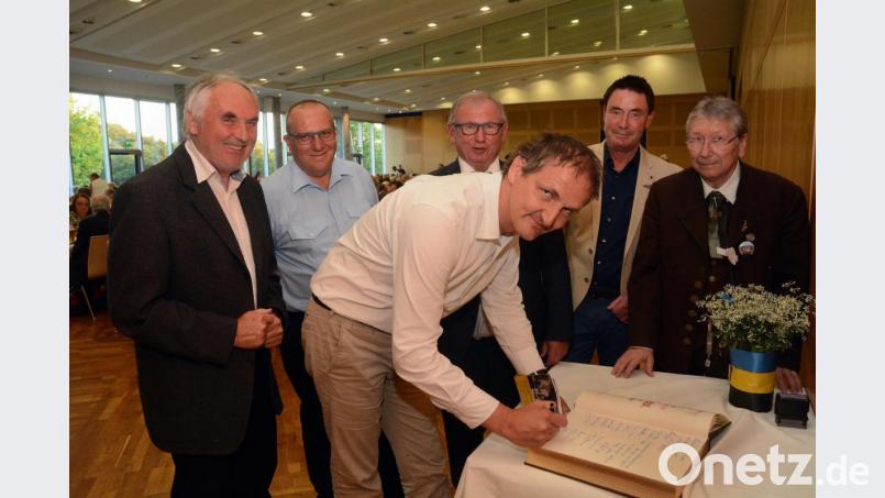 Ernst Umann, Michael Spranger, Heinrich Meier, Josef Weber, Wolfgang Schwarz und Karl Wildenauer tragen sich ins Goldene Buch ein. Bild: gsb