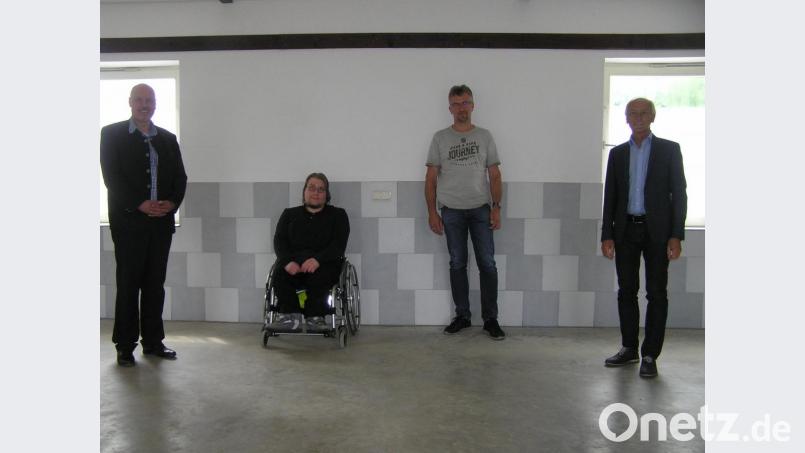 Vorsitzender Gerhard Schraml (links) begrüßte Konrad Heining und Silvester Müller (Zweiter und Dritter von rechts) als neue Mitglieder im Imkerverein Neusorg. Bürgermeister Peter König gratulierte. Bild: öt