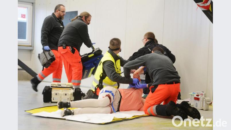 In den vergangenen vier Jahren gab es im Katastrophenschutzzentrum in Neuhaus nur Übungen – wie hier bei der offiziellen Einweihung. Doch im März 2020 tritt mit &quot;Covid-19&quot; der erste Ernstfall ein. Archivbild: Gabi Schönberger